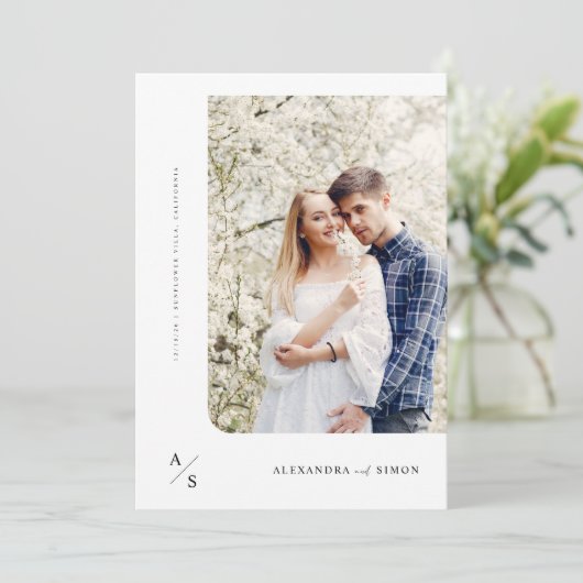 Elegant Script Monogram Trouwfoto Kaart (Staand voorkant)