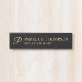 Elegant Script Monogram Zwart en Goud Deurbordje (Voorkant)