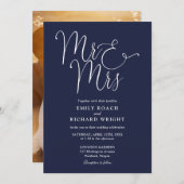 Elegant script Mr. en Mrs. Photo Navy Blue Wedding Kaart (Voorkant / Achterkant)
