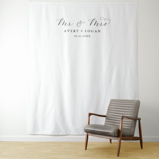 Elegant Script Mr en Mrs Wedding Photo Backdrop Wandkleed (In situ)