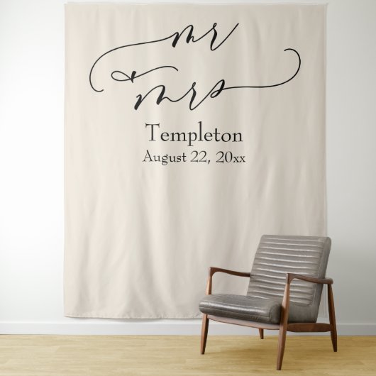 Elegant Script Mr & Mrs Cream Photo Backdrop Wandkleed (In situ)