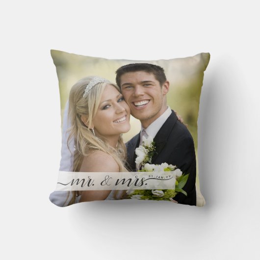 Elegant Script Mr. & Mrs Wedding Date Keepomwille Kussen (Voorkant)