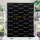Elegant Script Name Pattern Personated Planner<br><div class="desc">Pas de tekst aan en creëer eenvoudig uw gepersonaliseerde planner. Klik op ONTWERP BEWERKEN om de achtergrondkleur of tekstkleur te wijzigen. U kunt dit ONTWERP OVERBRENGEN naar andere Zazzle-producten en aanpassen aan de meeste Zazzle-items. Standaard Studio-design zijn gemaakt in hoge-resolutieafbeeldingen voor professionele afdrukken. Bedankt voor het kiezen van onze design...</div>