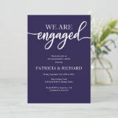 Elegant Script Navy Blauwe Verlovingsfeest Kaart (Staand voorkant)
