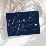 elegant script navy blue bruiloft bedankt kaart<br><div class="desc">Een moderne bruiloft bedankt je kaart met een prachtig wit script op marineschoolblauwe kleur. Voeg een persoonlijk dankwoord toe aan uw gasten.</div>