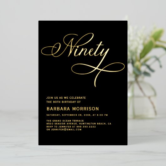 Elegant Script Negentig Zwart Goud 90ste Verjaarda Folie Uitnodiging (Staand Voorkant)