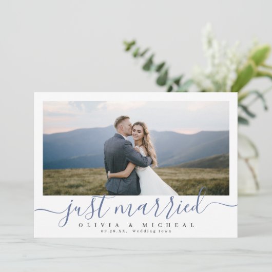 Elegant script "net getrouwd" moderne foto bruilof kaart (Staand voorkant)