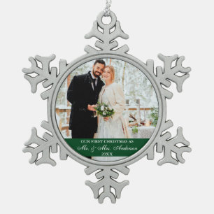 Elegant script onze eerste kerst groen tin sneeuwvlok ornament