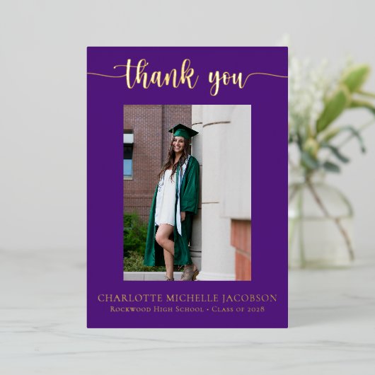 Elegant Script Paars Gold Photo Afstuderen Folie Uitnodiging (Staand Voorkant)