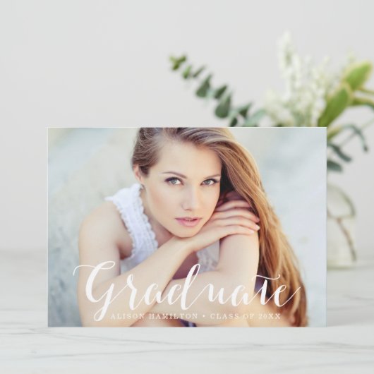 Elegant Script Paarse foto Afstuderen Aankondiging (Staand voorkant)