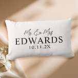Elegant Script personaliseerde de heer Mrs Wedding Kussen<br><div class="desc">Elegant Script personaliseerde Mr Mrs Wedding. Personaliseer met naam en datum.</div>