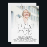 Elegant Script Photo Overlay 60th Birthday Kaart<br><div class="desc">Elegant Script Photo Overlay 60th Birthday Modern minimalisme voor een zestigste verjaardagsfeestje,  met een stijlvol setscript voor de header. Vervang eenvoudig de steekproeffoto met uw eigen favoriet en personaliseer de rest van de tekst zoals vereist</div>