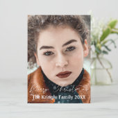 Elegant Script Prettig Kerstfeest met Hulst Bessen Feestdagenkaart (Staand voorkant)