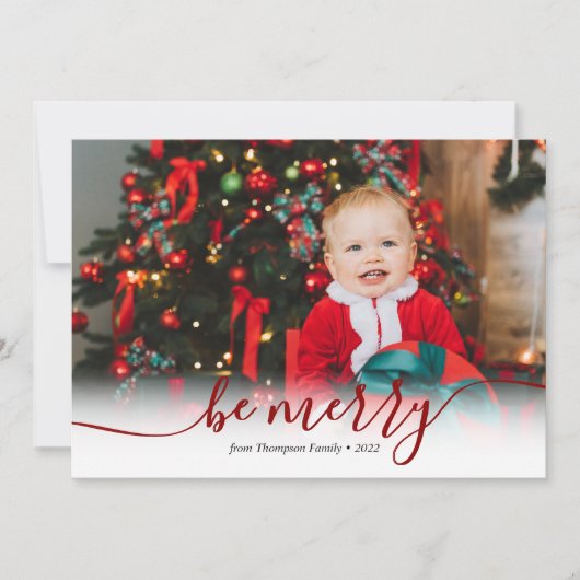 Elegant Script Red be Merry Photo met kerst Feestdagenkaart (Voorkant)