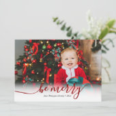 Elegant Script Red be Merry Photo met kerst Feestdagenkaart (Staand voorkant)