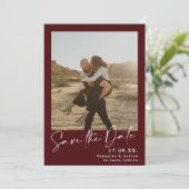 Elegant script red burgundy 2 foto's slaat de datu save the date (Staand voorkant)