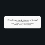 Elegant Script Return-adres Etiket<br><div class="desc">Creëer uw eigen bruiloft uitnodigingen retour adres labels met deze stijlvolle elegante chique minimalistische retour adres sjabloon. Het eenvoudige label Return Address in zwart-wit typefunctie bevat een paar namen in een klassiek elegant, geavanceerd script en serif lettertype, en uw eigen retouradres. Dit strakke en minimalistische retour adres label ontwerp is...</div>