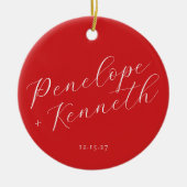 Elegant Script Rode Kerstbruiloft gepersonaliseerd Keramisch Ornament (Voorkant)
