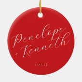 Elegant Script Rode Kerstbruiloft gepersonaliseerd Keramisch Ornament (Achterkant)
