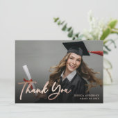 Elegant Script Roos Gouden Folie Foto Afstuderen Bedankkaart (Staand voorkant)