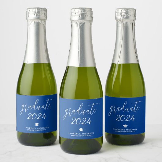 Elegant Script Royal Blue Afstuderen 2024 Afstuder Sparkling Wijnetiket (Flessen)
