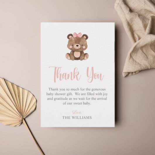 Elegant Script roze Beer Baby shower Bedankkaart