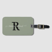 Elegant Script Sage Green Monogram Naam Reizen Bagagelabel (Voorkant (horizontaal))