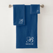Elegant Script Serif Monogram Marine Blauw Bad Handdoek (Insitu)