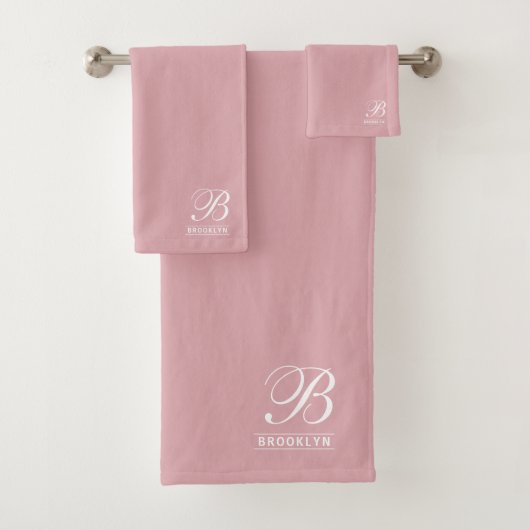 Elegant Script Serif Monogram Roze Bad Handdoek (Insitu)