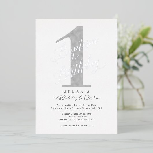 Elegant Script Silver Baby 1st Birthday & Baptisme Folie Uitnodiging (Staand Voorkant)