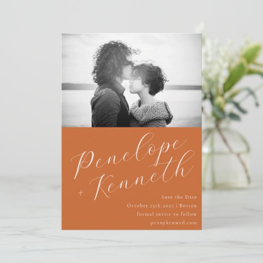 Elegant script Stijlvolle trouwfoto Terracotta Save The Date (Staand voorkant)
