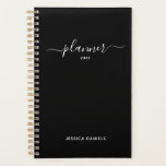 Elegant Script Swashes Weekly Monthly Black Plann Planner<br><div class="desc">Krijg dingen gedaan met onze zwarte en witte swashes manuscriptplanner. Wekelijkse en maandelijkse pagina's voor zakelijke of persoonlijke planning, planning en notities maken. Stickers inbegrepen. De pagina's zijn leeg zodat kunt u op elk ogenblik beginnen.</div>