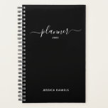 Elegant Script Swashes Weekly Monthly Black Planner<br><div class="desc">Krijg dingen gedaan met onze zwarte en witte swashes manuscriptplanner. Wekelijkse en maandelijkse pagina's voor zakelijke of persoonlijke planning,  planning en notities maken. Stickers inbegrepen. De pagina's zijn leeg zodat kunt u op elk ogenblik beginnen.</div>