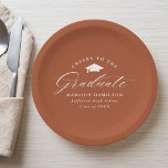 Elegant Script Terracotta Cheers aan de Afstuderen Papieren Bordje<br><div class="desc">Elegant afstuderen papier borden voorzien van een graduatiemap met de uitdrukking "Cheers to the Afstuderen" in een wit kalligrafiescript op een terracotta achtergrond. Pas de moderne papieren borden van het afstuderen aan met de naam van de afgestudeerde, de schoolnaam en het afstuderen jaar. De eenvoudige afstuderen borden zijn perfect voor...</div>