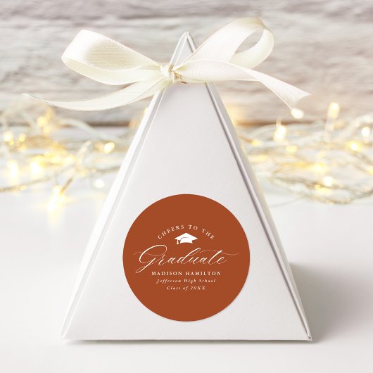 Elegant Script Terracotta Cheers aan de Afstuderen Ronde Sticker