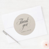 Elegant Script Trouw Dank Je Beige Ronde Sticker (Envelop)