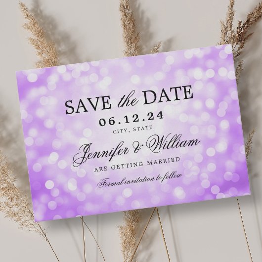 Elegant Script Trouwen Paarse Bokeh Lights Save The Date