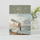 Elegant Script Trouwfoto Saliegroen Bedankkaart (Staand voorkant)