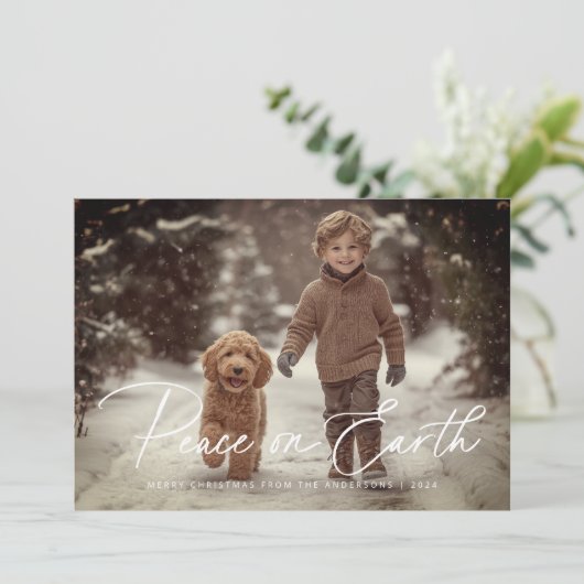 Elegant script Vrede op Aarde Foto Kerstmis Feestdagenkaart (Staand voorkant)