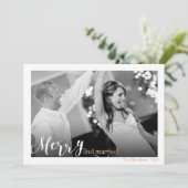 Elegant script Vrolijk en getrouwd Foto Kerstmis Feestdagenkaart (Staand voorkant)