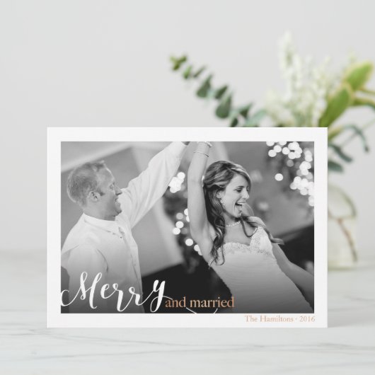 Elegant script Vrolijk en getrouwd Foto Kerstmis Feestdagenkaart (Staand voorkant)