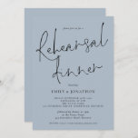 Elegant Script Wedding Rehearsal Dinner Dusty Blue Kaart<br><div class="desc">Elegant Script Wedding Rehearsal Dinner Dusty Blue Dit moderne dusty blauwe ontwerp heeft elegant informeel setscript voor repetitief Dinner en de rest van de typografie die u gemakkelijk kunt personaliseren. U kunt tekst en achtergrondkleuren aan beide zijden ook wijzigen als u dit wenst via de optie Verdere aanpassing.</div>