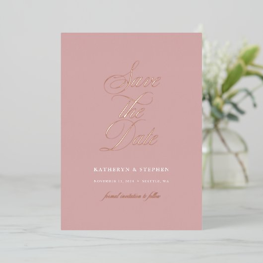 Elegant Script Wedding Save the Date Roos Gold Folie Uitnodiging (Staand Voorkant)