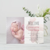 Elegant Script Welcome Baby Girl Foto Roze geboort Aankondiging (Staand voorkant)