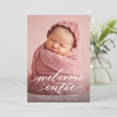 Elegant Script Welcome Cutie Photo Birth Aankondiging (Staand voorkant)