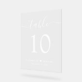 Elegant Script Witte Bruiloft Tafelnummer Acryl Bord (Hoek)