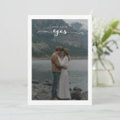 Elegant script ze zei ja Verloving Lake foto Kaart (Staand voorkant)