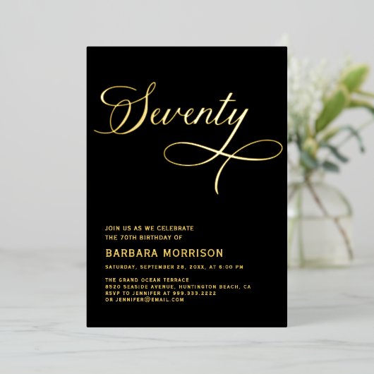 Elegant script Zeventig Zwart Goud 70ste Verjaarda Folie Uitnodiging (Staand Voorkant)