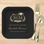 Elegant Script Zwart Goud Afstudeerfeest Papieren Bordje<br><div class="desc">Elegante zwart-gouden afstudeerpartijpapieren borden met "Klasse van" in een illustratie van laurierkrans met een afstudeerders pet en diploma,  de naam van de afgestudeerde in een formeel script,  en "Proficiat" en hun schoolnaam in de hedendaagse klassieke typografie.</div>