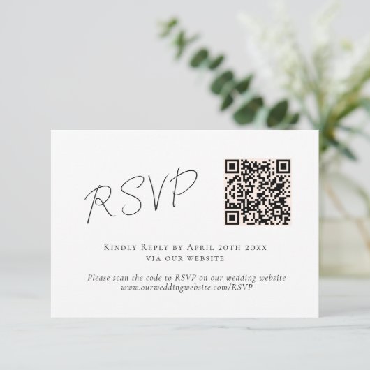 Elegant Script Zwart Wit QR Code Bruiloft RSVP (Staand voorkant)